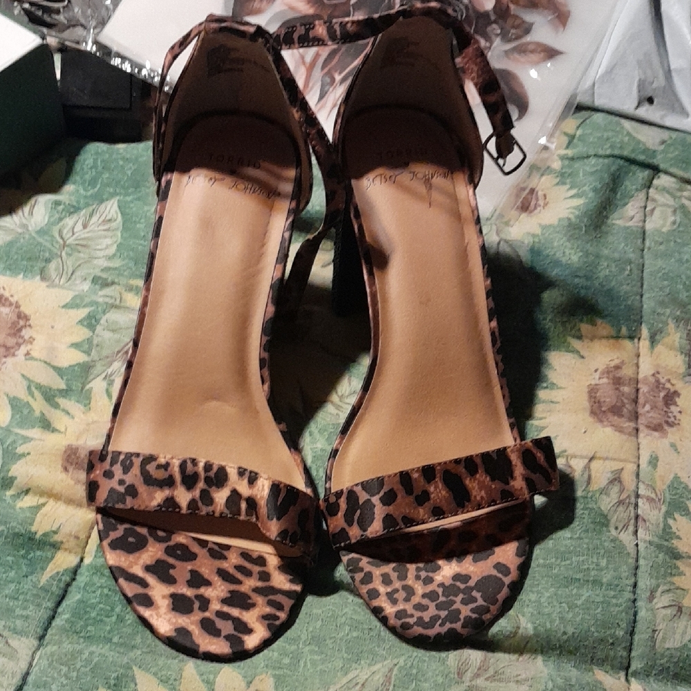 Torrid Betsey Johnson Limited Edition Leopard Print Heels Size 10 1/2 Wide NEW